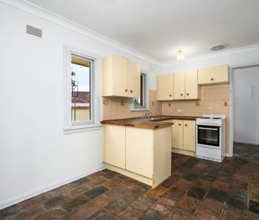 THREE BEDROOM FAMILY HOME IN CONVENIENT LCOATION!!! - Photo 3