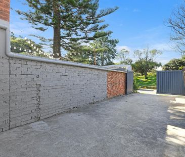 Spacious Two-Level Home With Courtyard & Parking - Steps from Sydne... - Photo 6