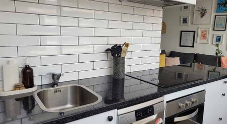 Tidy and Great location - Photo 3