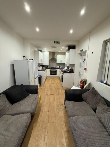 1 bedroom in a house share to rent - Photo 2