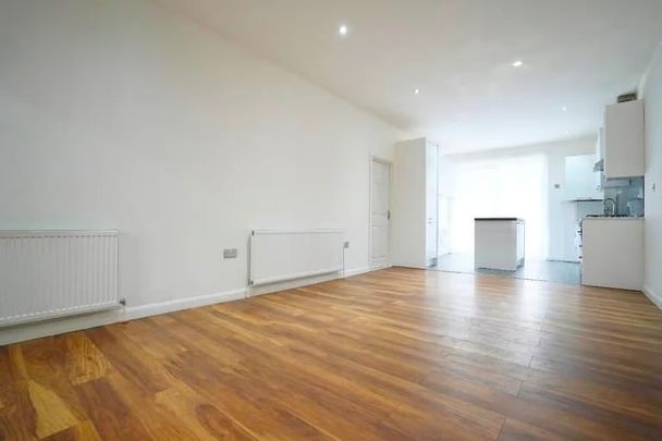 3 Bed Flat, Hayes Crescent, NW11 - Photo 1