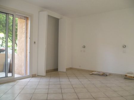 Location Appartement 1 pièce 25m² HYERES 83400 - Photo 2