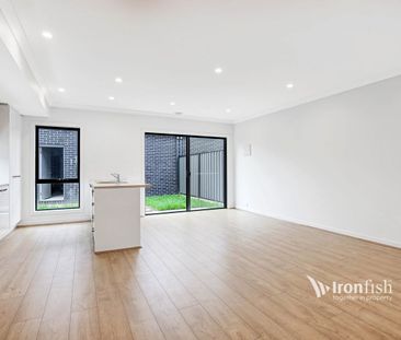 TAKE A LOOK INSIDE! SPACIOUS TOWNHOUSE! - Photo 1