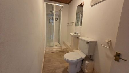 1 bedroom in a house share to rent - Photo 2