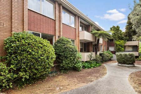 Elegant Living in the Heart of Toorak - Style, Space & Unmatched Location - Photo 4