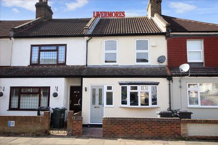 3 bedroom Detached House to let - Photo 2