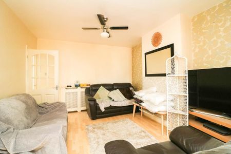 4 bedroom semi-detached house to rent - Photo 3