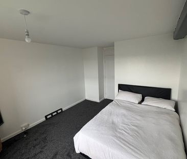 Room in a Shared Flat, Cottingley Heights, LS11 - Photo 1