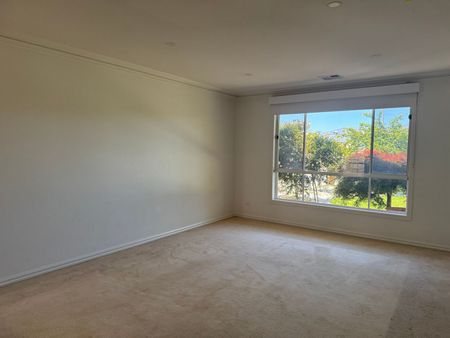 Spacious Family Living in Franklin Park Estate - Photo 4