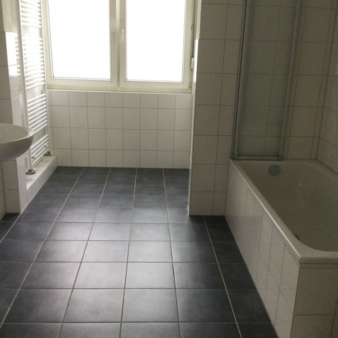 3- Zimmerwohnung mit abgeschliffenen Dielen und Balkon - Photo 1