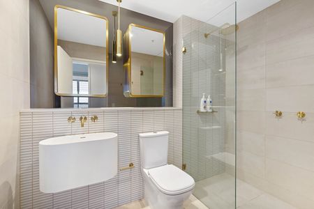 LUXURIOUS APARTMENT WITH STUNNING WATER VIEWS - Photo 5