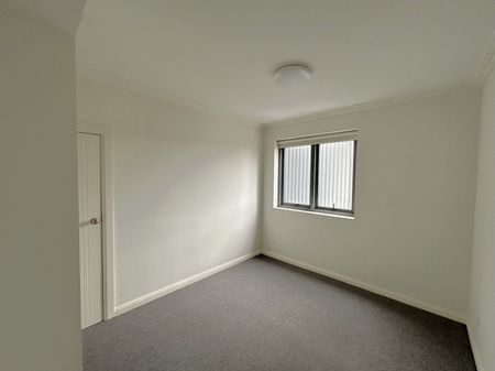 Brand new carpet, three bright rooms with windows, and two parking spaces - Photo 2