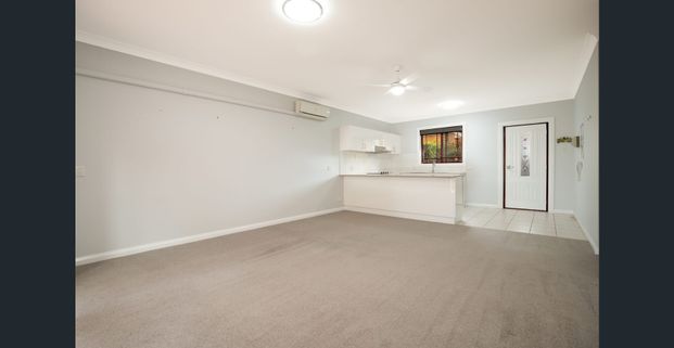 Charming 2-Bedroom Townhouse in prime location - Photo 1