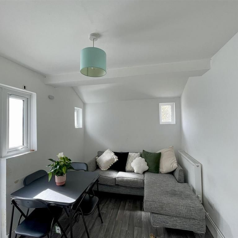 1 bedroom in a house share to rent - Photo 1