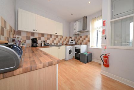 1 bedroom in a house share to rent - Photo 3