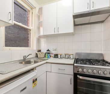 Stylish Studio Apartment in the Heart of Elizabeth Bay - Photo 4