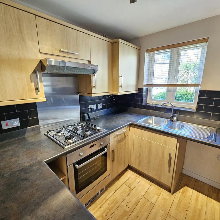 2 bedroom end of terrace house to rent - Photo 1