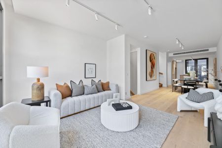 Luxurious living in a prestigious Hotham Hill location - Photo 2