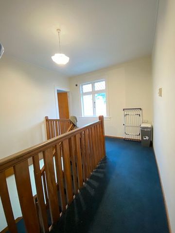 Super Large 3 bedroom upstair apartment in Mt Vic - Photo 2