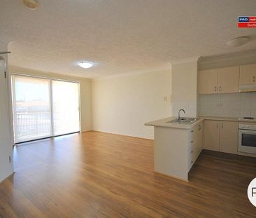Sunny North-Facing Apartment in the Heart of Southport! - Photo 4
