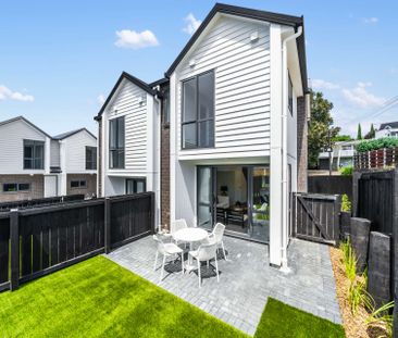 Beautiful & Sun Filled, New Build Home! - Photo 2