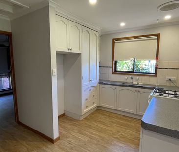 This charming brick unit is perfect for those seeking a low-mainten... - Photo 5