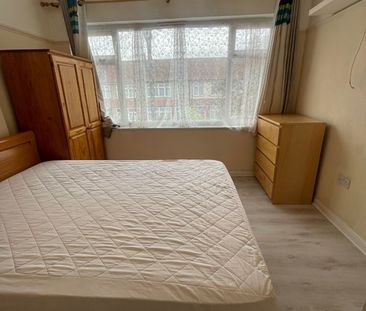 Room in a Shared House, Fieldend Road, SW16 - Photo 3