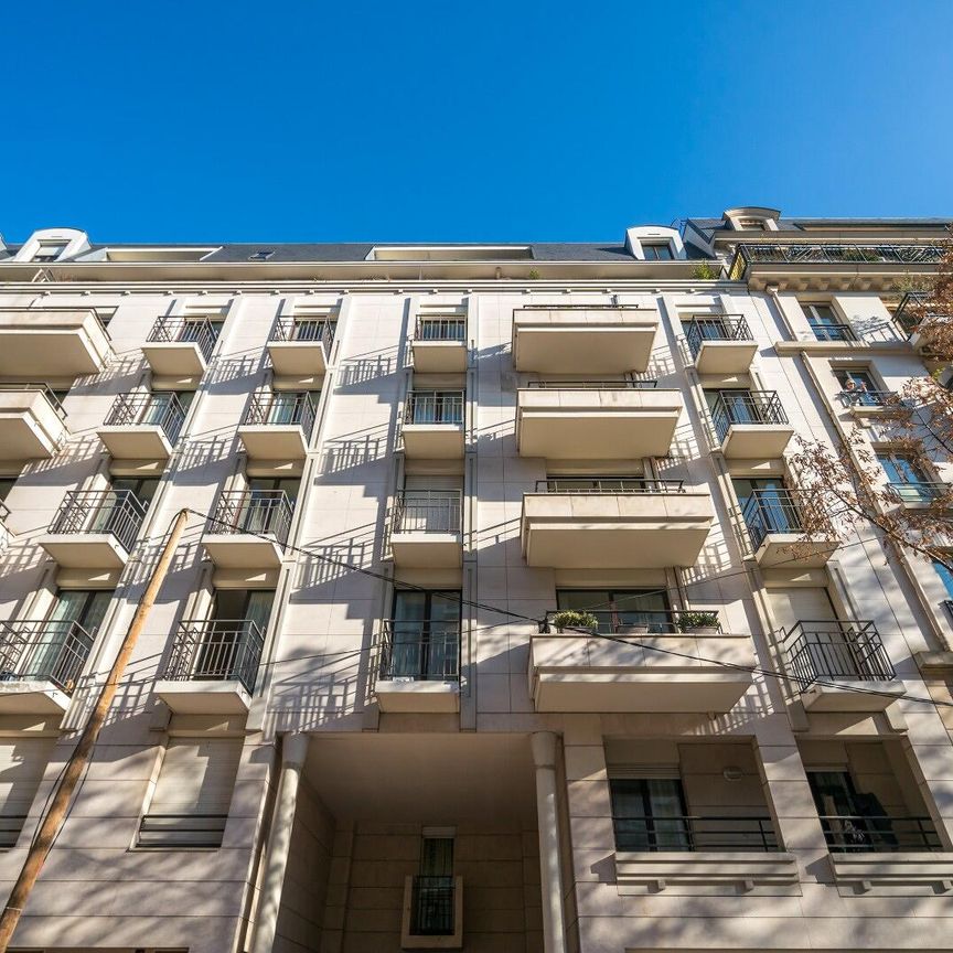 location Appartement T2 DE 54.2m² À ISSY LES MOULINEAUX - Photo 1