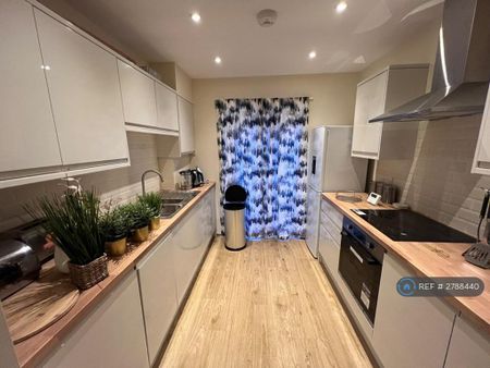 4 bedroom terraced house to rent - Photo 5