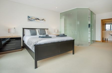 3 Bed Flat, Hawker Building, SW11 - Photo 4