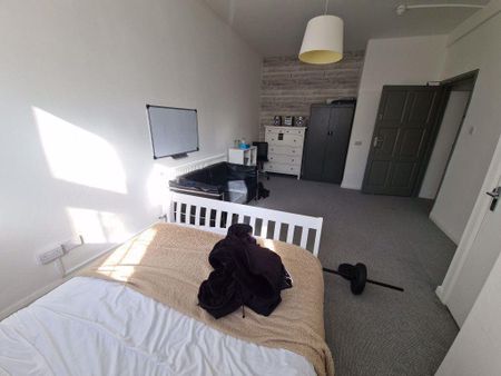 3 bedroom flat to rent - Photo 3