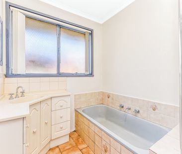 Three bedroom home in superb location - Photo 5