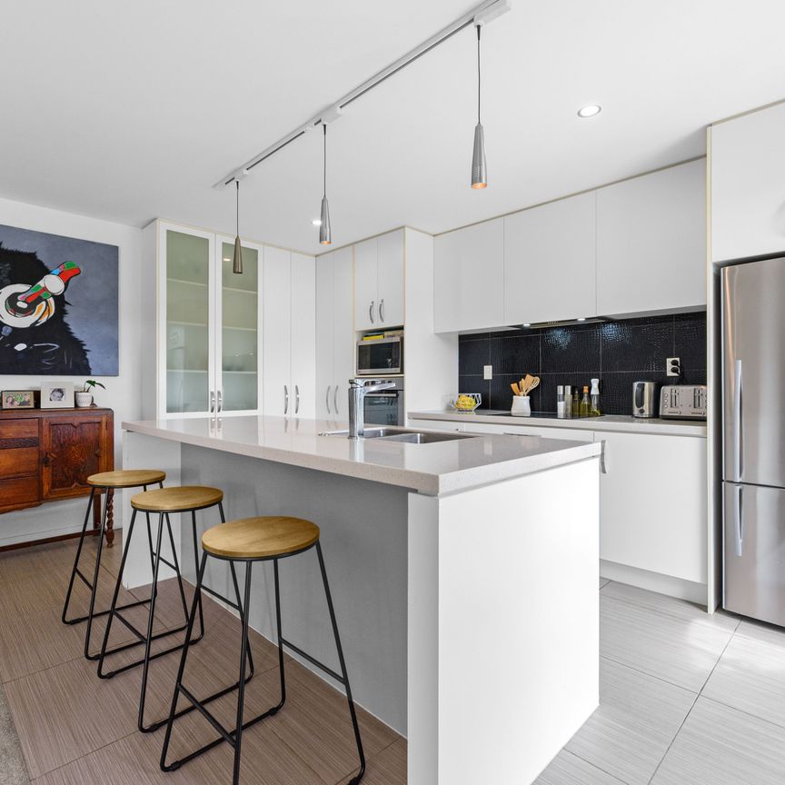 Welcome to this modern and inviting 3-bedroom rental home in Welcome Bay. - Photo 1