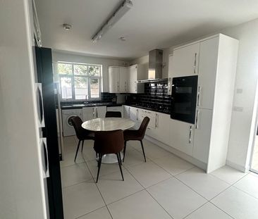 8 Bed Bungalow, Harlaxton Drive, NG7 - Photo 2
