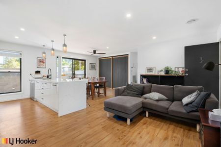 Perfectly renovated 3 bedroom home - Photo 2