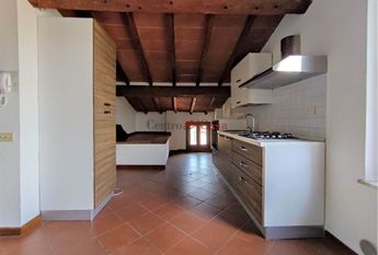 Caratteristica mansarda arredata di sola cucina!