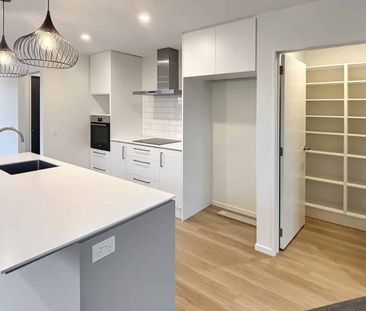 Generous Grounds, Modern Living - Photo 5