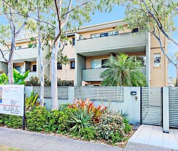 Spacious Modern Townhouse with Multiple Living Areas & Entertainer'... - Photo 6