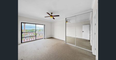 SPACIOUS 5-BEDROOM HOUSE WITH LAKE VIEWS - Photo 5