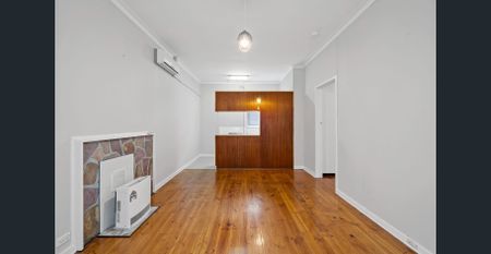 Bright, Comfortable Unit Living in Leafy Clarence Park - Photo 4