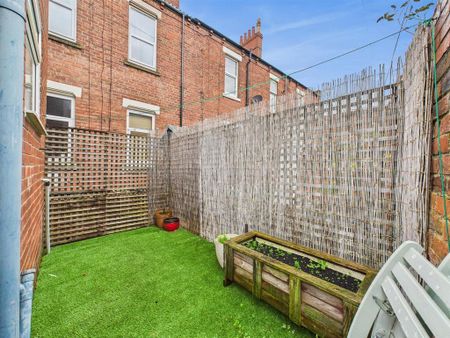 3 bedroom apartment to rent - Photo 2