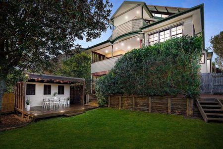 Luxurious Family Retreat With Pristine Water Views - Photo 2