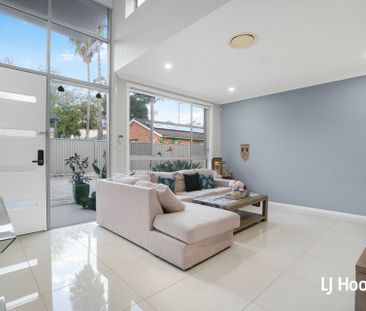 Modern & Spacious 4 Bedroom Home - Fantastic Location! - Photo 4
