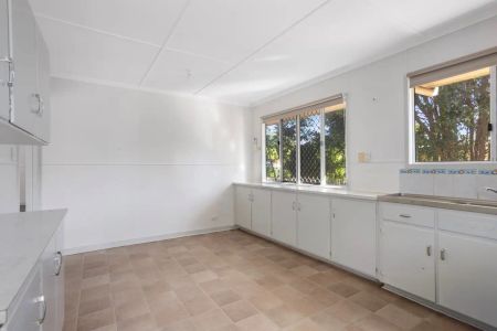 24A Baillieston Street, Leichhardt QLD 4305 - Photo 2