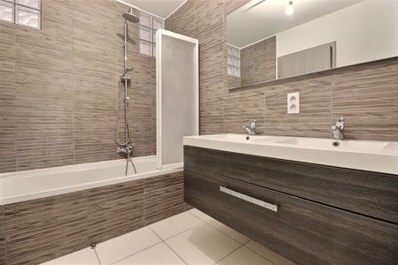 Appartement (C13) de +/- 95 m² entièrement repeint avec 2 chambres + cave (21) + garage fermé (18) - Photo 2