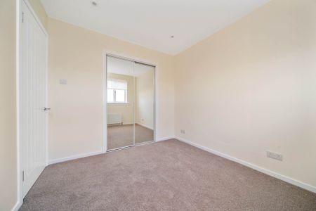Price £1,900 pcm - Available Now - Unfurnished - Photo 5