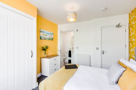 SINGLE PROFESSIONALS ONLY REQUIRED FOR LARGE CONTEMPORARY ROOM IN 5BED ALL ENSUITE, PROFESSIONAL HOUSE SHARE. - Photo 4