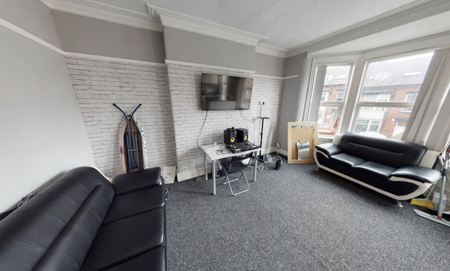 13 Flat 2 Headingley Avenue, Leeds, LS6 3EP - Photo 2