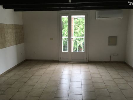 App 37m de type 2 au 1er étage + cour - Photo 2