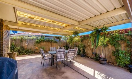 Spacious Family Home in a Quiet Cul-de-Sac - Photo 2